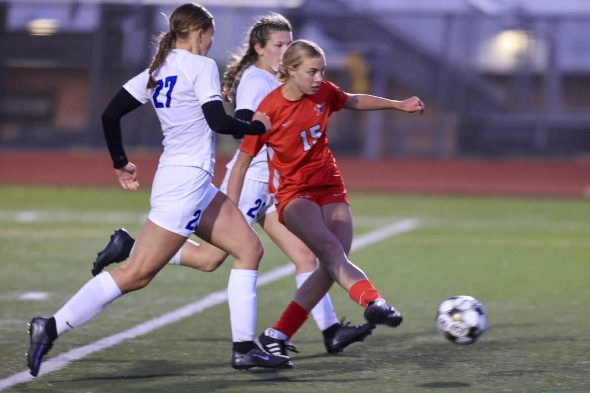 Duluth East soccer teams dance past Cambridge-Isanti - Duluth News Tribune